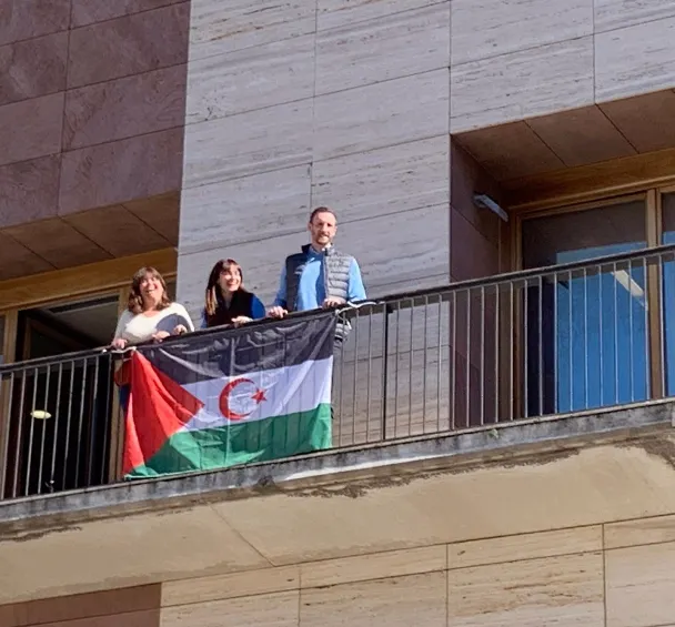 L’Ajuntament penja la bandera sahrauí per commemorar el 48è aniversari de la República Àrab Sahrauí Democràtica