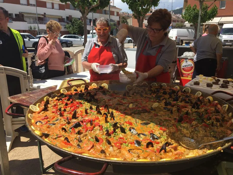 300 persones participen a la Festa Infantil i Paella de Poblenou