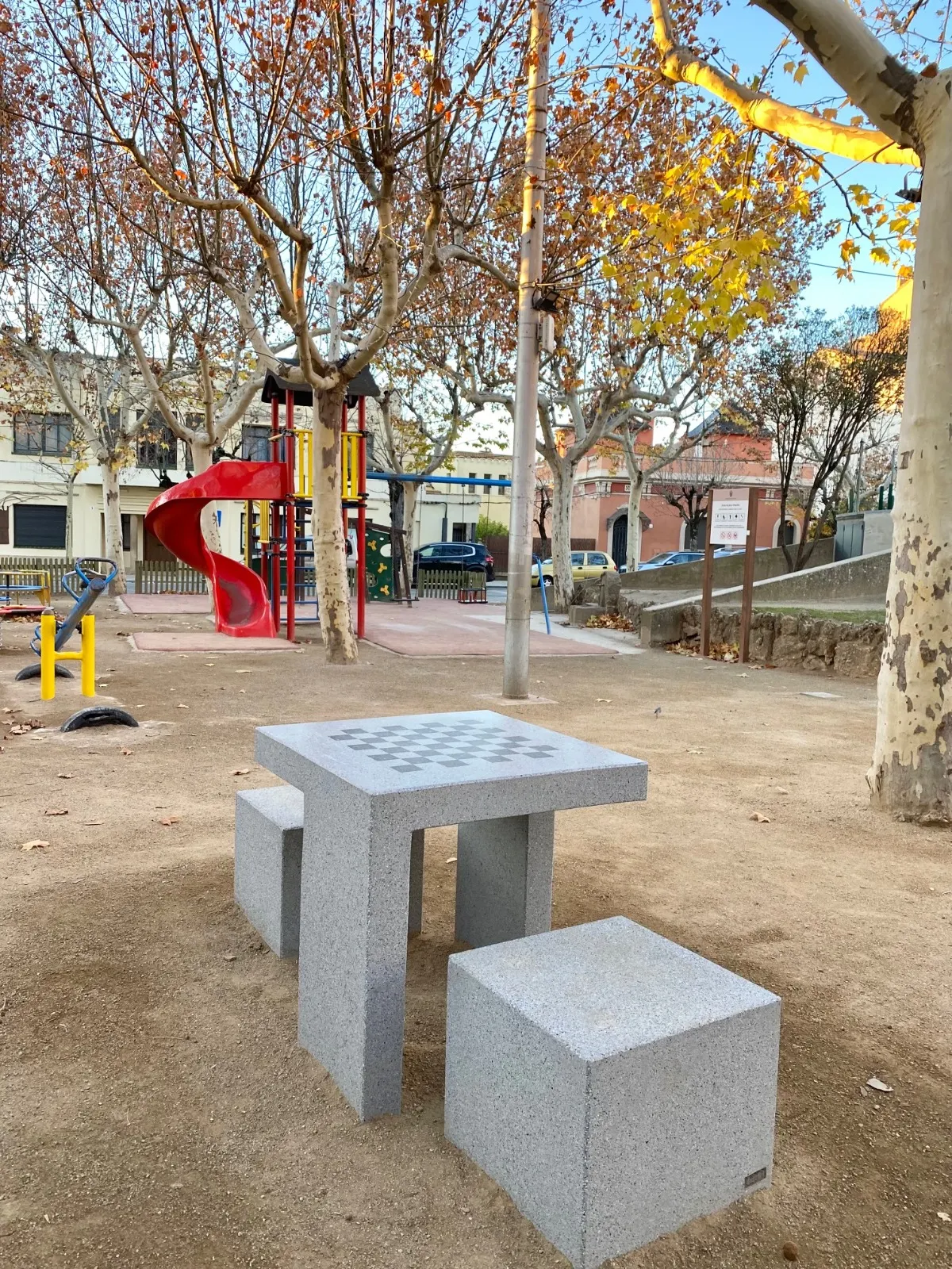 <strong>Instal·len un tauler d'escacs a la plaça del Camp per a l'ús intergeneracional</strong>