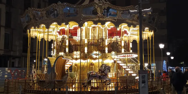 El carrusel antic torna al Passeig de les Palmeres per Setmana Santa i s’hi estarà fins el Pilar