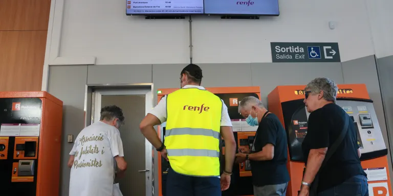 Frustració i resignació entre els passatgers afectats per l’avaria ferroviària entre Sant Vicenç de Calders i Vilanova