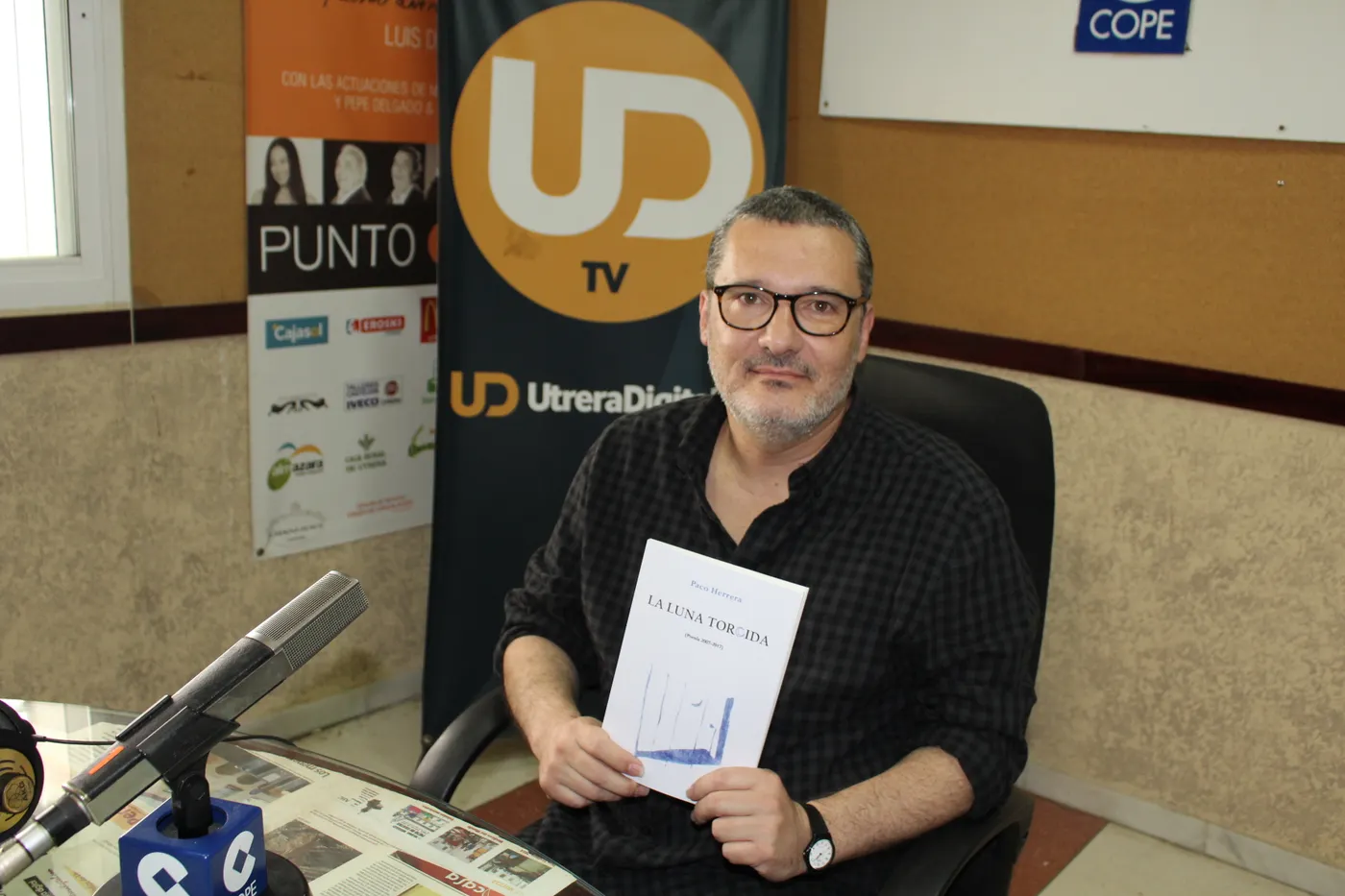 El utrerano Paco Herrera presenta su libro de poemas, «La luna torcida»