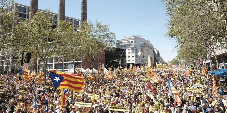 Pineda omple cinc autocars per assistir a la manifestació 'Us volem a casa!'