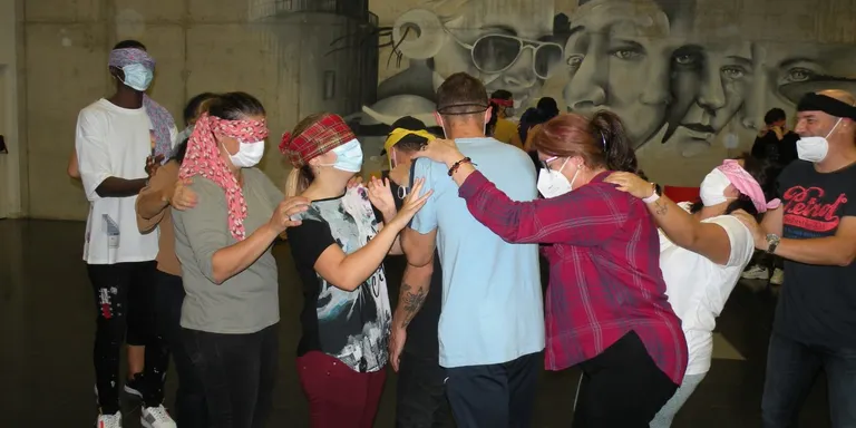 L’Escola d’Adults Rosa dels Vents comença el curs amb un taller de risoteràpia