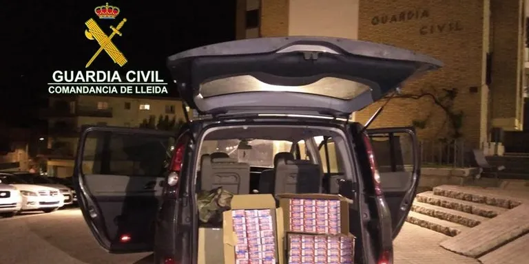 Decomís de prop de 2.300 paquets de tabac a Civís