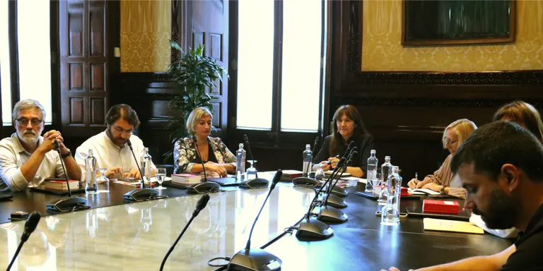 En marxa la reunió de la Mesa del Parlament que ha de decidir si suspèn Borràs
