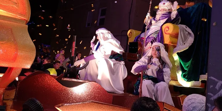 Una de les carrosses de la cavalcada de Reis atropella una noia de l’organització