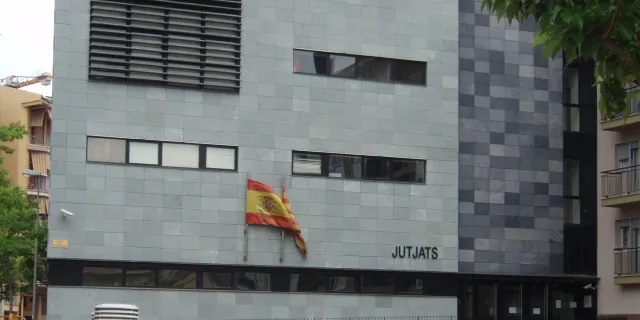 Comdemnat per cremar una bandera espanyola davant del jutjat de la Seu