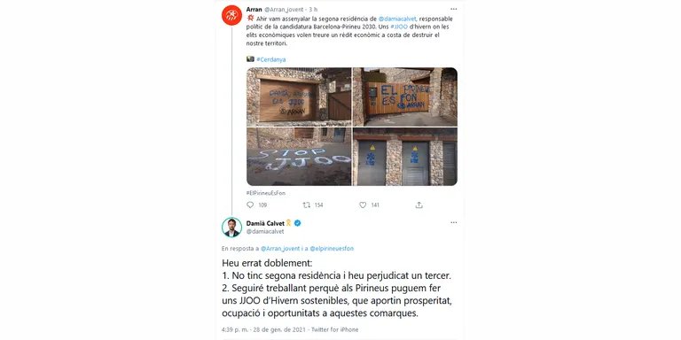 Arran fa pintades a la façana d'una casa de la Cerdanya creient que és de Damià Calvet