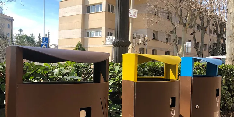 La brigada municipal comença al nucli antic la renovació de 80 papereres