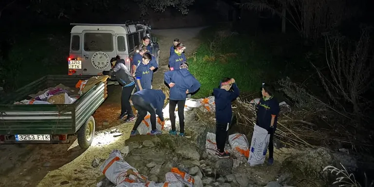L'escola de muntanya 'Montpalau Team' neteja l'abocament de runa al Forn de Calç