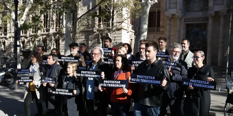 Entitats i partits clamen contra la vinculació de les protestes impulsades pel Tsunami amb el terrorisme