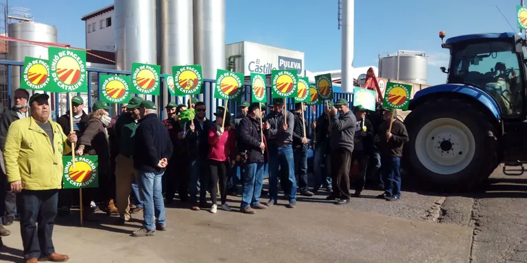 Manifestació a Mollerussa pels preus baixos de la llet