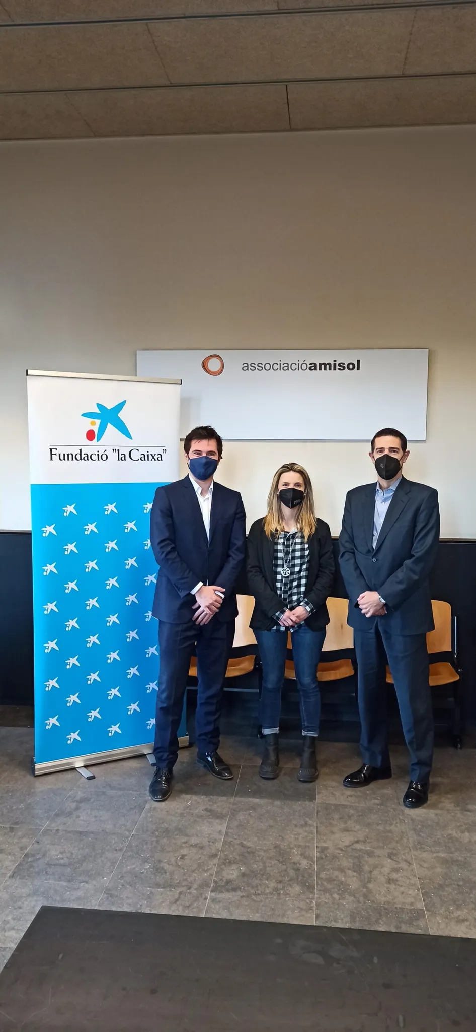 La Fundació La Caixa aporta 6.000 euros a l'Amisol per ajudar a equipar la nova sala de fisioteràpia