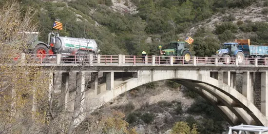 Unió de Pagesos talla la C-14, a Oliana, per denunciar la reducció dels ajuts a la pagesia i la ramaderia