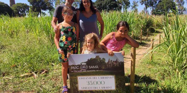 Una família de Cambrils, visitants número 35.000 d’enguany del laberint del Parc Samà