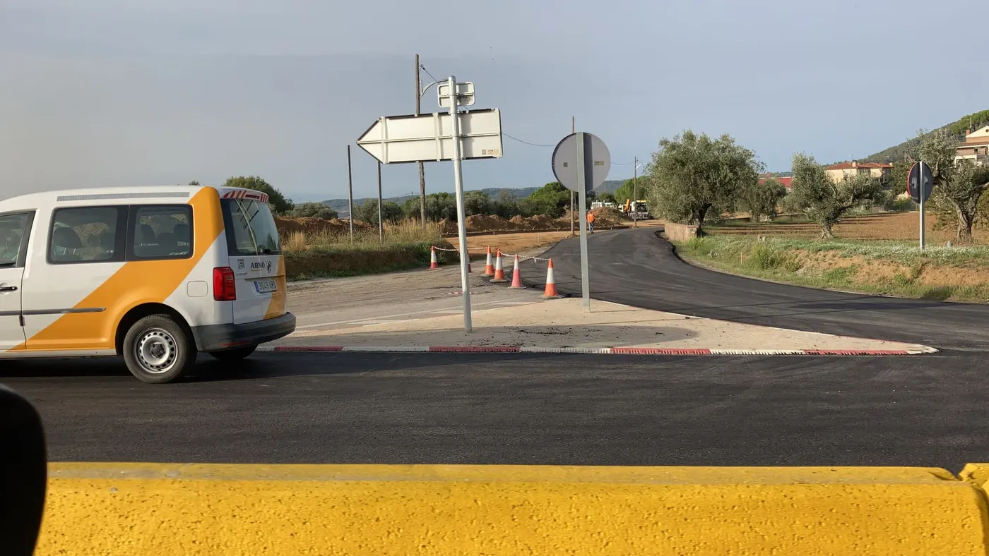 Les obres de construcció del pas soterrat de la C-59 ja afecten la calçada