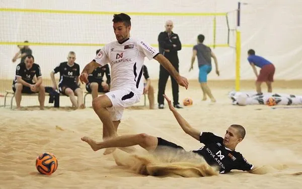 Llorenç Gómez reprèn la pretemporada a la platja de la Paella després del seu primer contacte amb el BSC Kristall