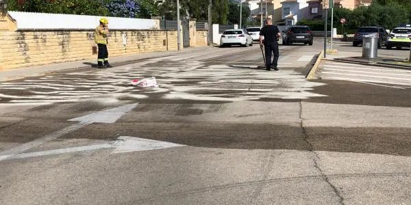 Un vessament de fuel obliga a tancar al trànsit la plaça de la Portalada d'Altafulla