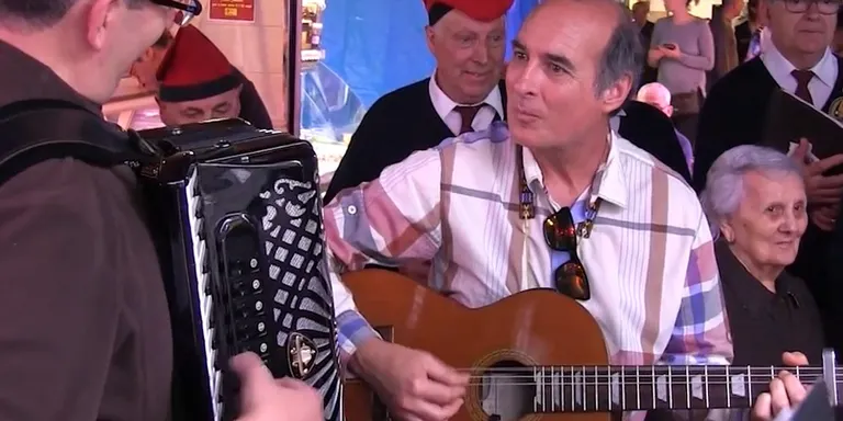 Sant Jordi i les caramelles s'uneixen al Mercat Municipal