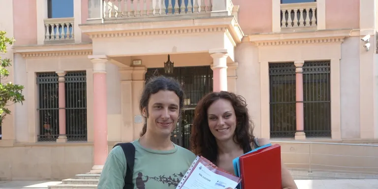 L’AMPA del Sol Solet entrega 470 signatures per reclamar refrigeració al centre