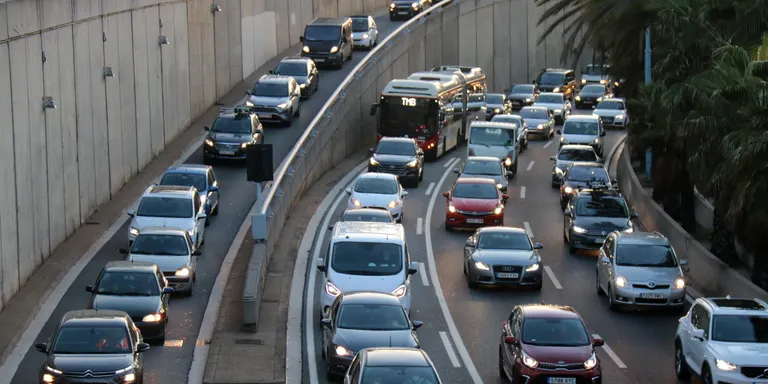 Prop de 110.000 vehicles han sortit de l'àrea metropolitana pel pont de la Puríssima fins a les sis de la tarda