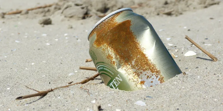 Campanya de conscienciació per mantenir neta la platja