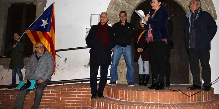 Uns 75 arenyencs es concentren a la plaça de l’Ajuntament en suport a Mas, Ortega i Rigau