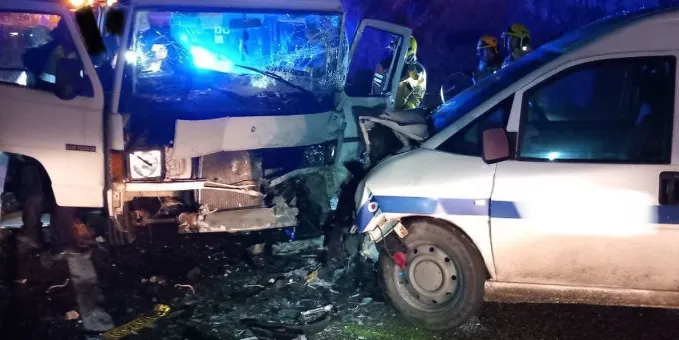 Tres persones ferides en un xoc frontal entre dues furgonetes a la C-462, la carretera de la Llosa del Cavall