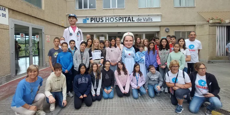 El personal del Pius Hospital rep la visita del gegantó Mau