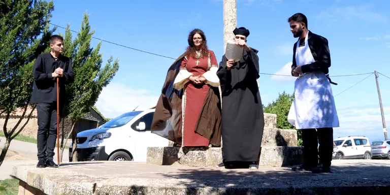Una visita teatralitzada i una xerrada sobre la història de l'Hostal de Pinós commemoren els 500 anys de servei ininterromput d'aquest establiment