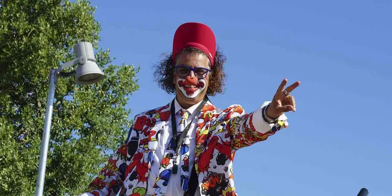 El 'Cultura Km. 0' s'estrena amb l'espectacle itinerant per al públic familiar, 'Resistència Tour' amb el showman Pep Callau