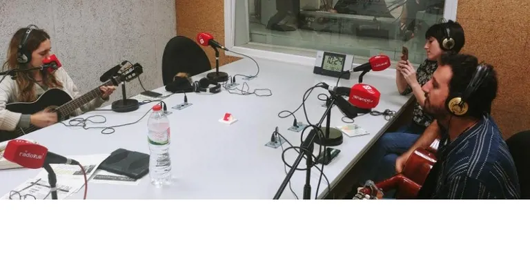 Alba Luz i els cantautors Paula Rubio i Luis G Lucas actuant en directe al programa 500