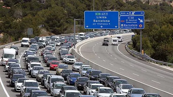 Els camions que circulin per l’AP-7 hauran d’anar a 80 km per hora els divendres i els dies previs a un pont