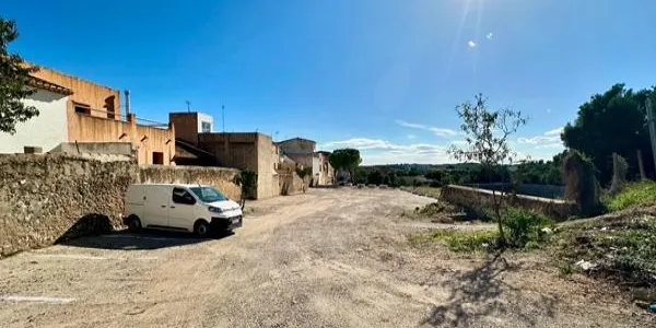 Nou aparcament al nucli antic de Roda de Berà