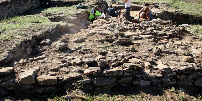 Nous murs al jaciment de l'Esquerda confirmen una fortificació més antiga del que es creia, entre els s.VII i VIII a.C.