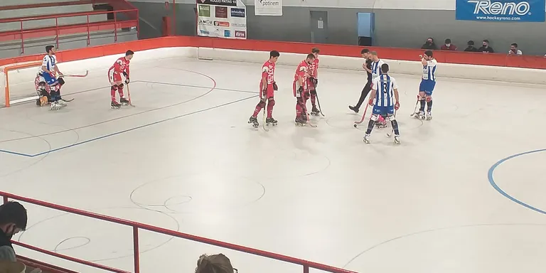 Victòries de l’hoquei, futbol sala femení i el futbol i derrota del bàsquet en el retorn de públic a les graderies