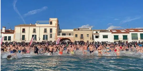 Rècord de participació en el primer bany de l’any a Altafulla, amb més de 400 banyistes