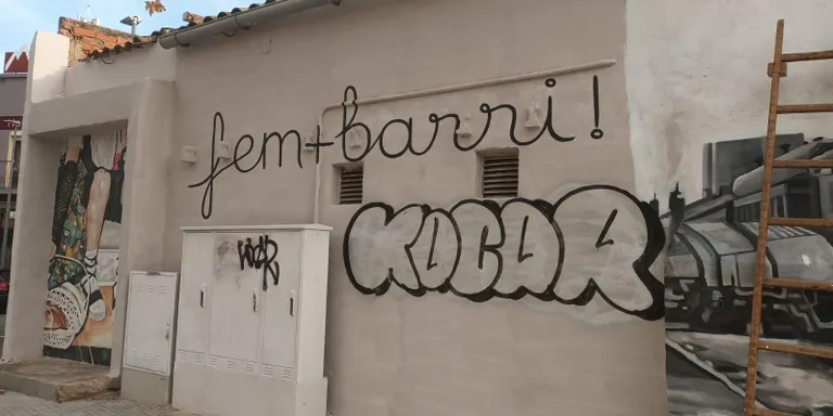 Els veïns del Barri de l’Estació lamenten els grafitis apareguts al barri