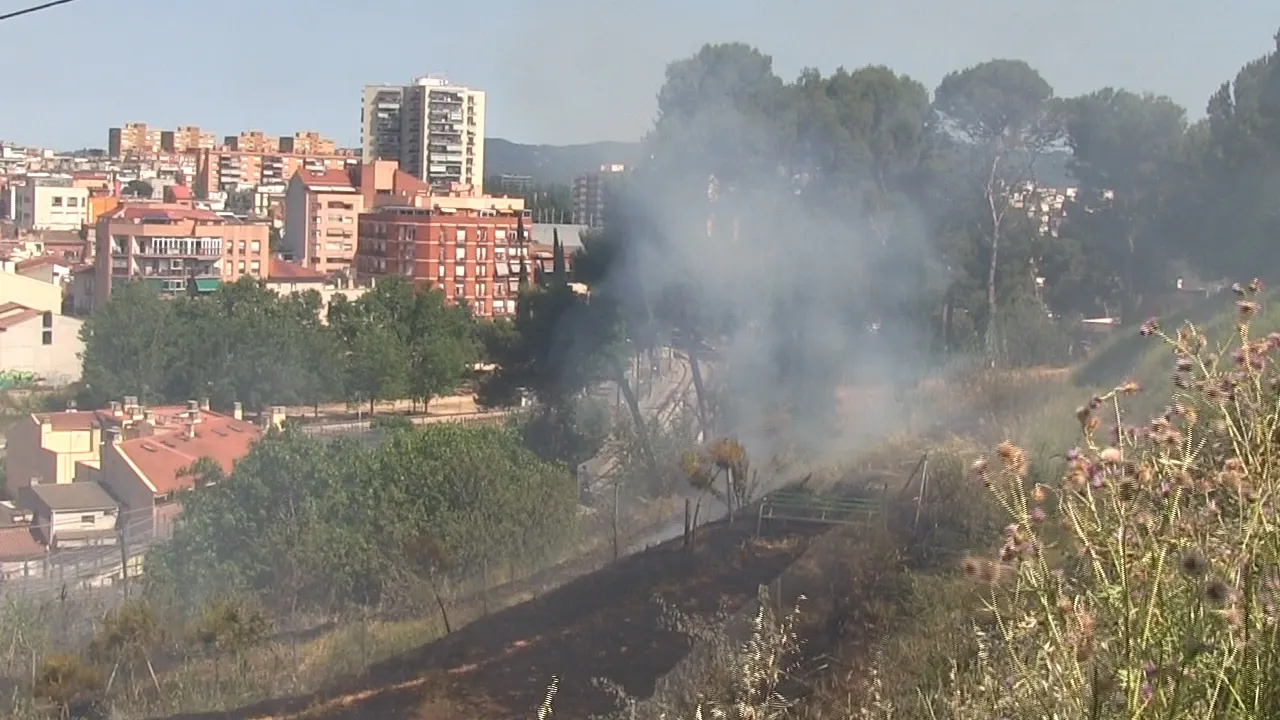 Controlat un incendi de matolls a Can Fatjó