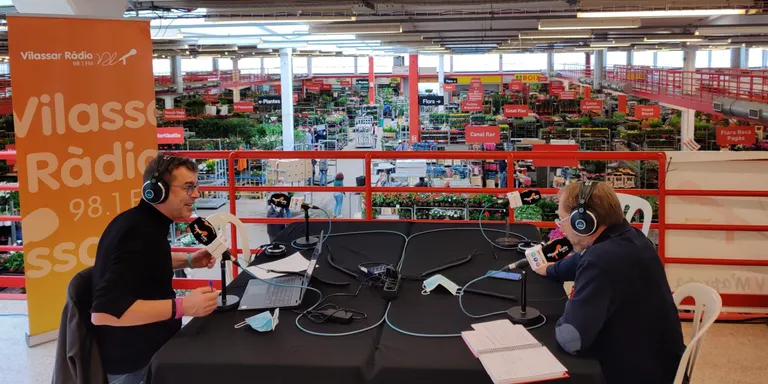 “Parlant de tot” des del Mercat de la Flor amb motiu de la campanya de Sant Jordi