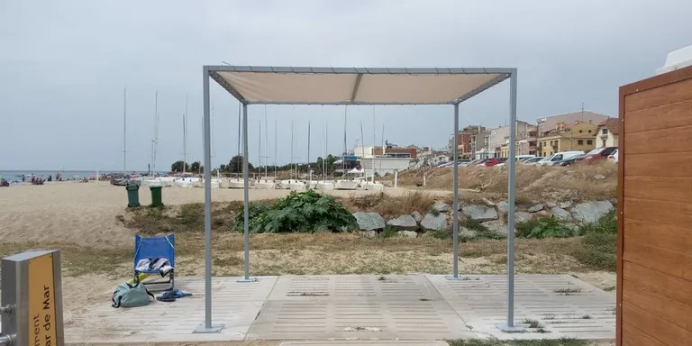 Les platges de Vilassar de Mar incorporen una nova zona d’ombra PMR