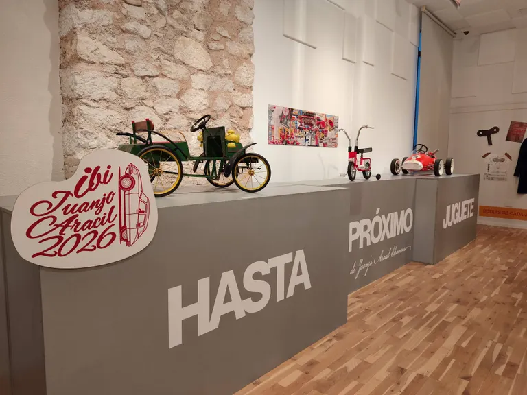 El coleccionista ibense Juanjo Aracil Chamorro muestra parte de sus fondos en el Museo del Juguete