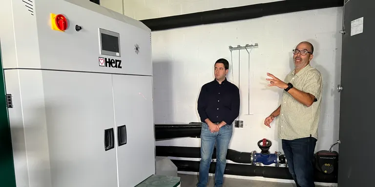 La Seu d'Urgell posa en marxa una xarxa de distribució de calor amb caldera de biomassa a la zona esportiva
