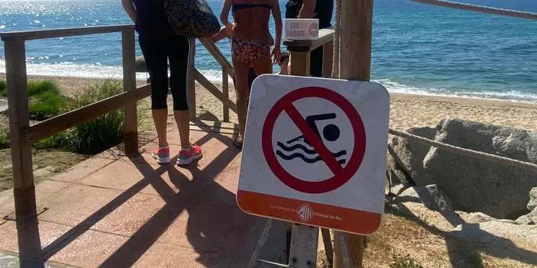 Tancament de la platja de l’Astillero, fins demà dijous, per un abocament d’aigües residuals al mar