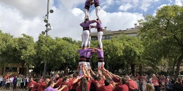 Els Castellers d’Altafulla passegen castells de sis a Cambrils