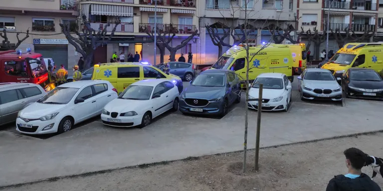 Un home d'uns 50 anys, hospitalitzat en caure pel celobert des d'un primer pis quan intentava entrar a casa seva, al Bugarai