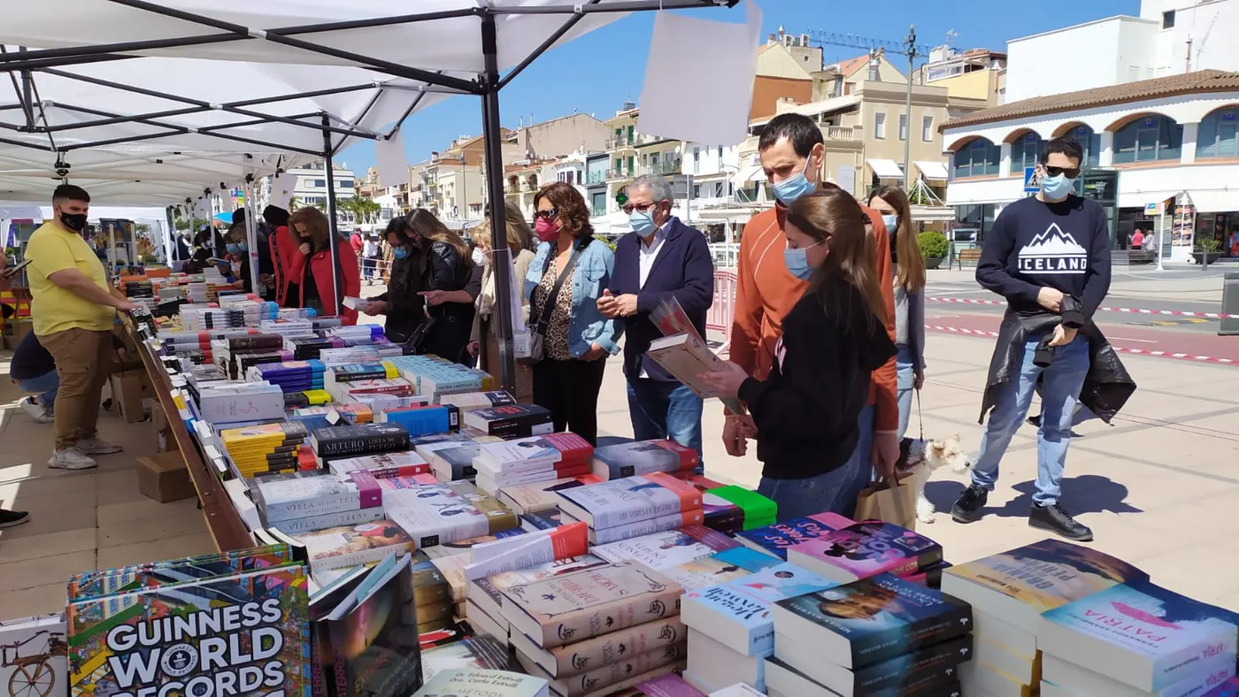 Llibreters i floristes de Cambrils ja ho tenen tot preparat per celebrar un Sant Jordi sense restriccions