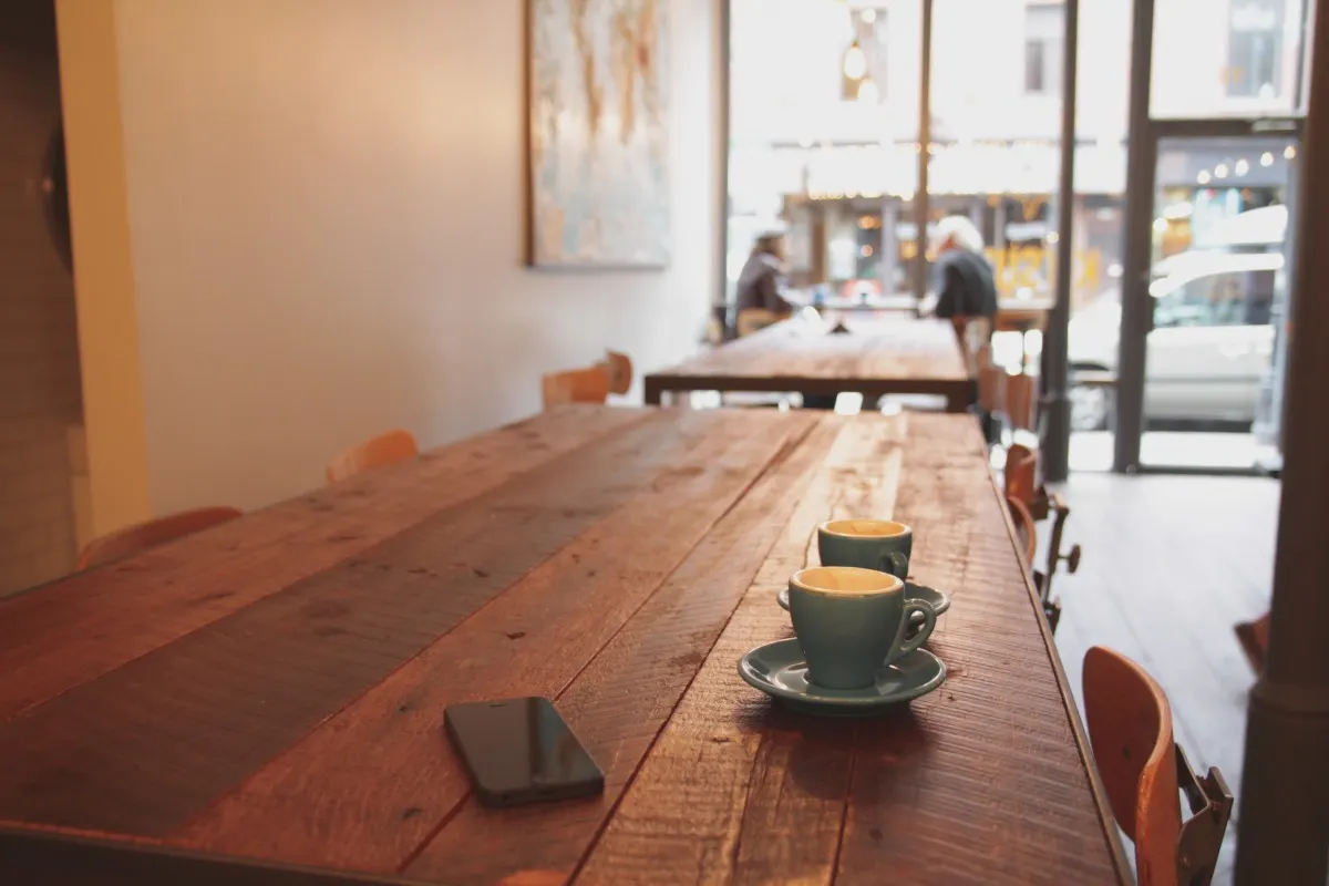 Catalunya recupera les taules de deu persones als interiors de bars i restaurants