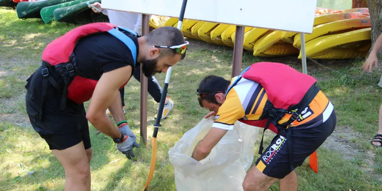 Campanya de recollida de plàstics al pantà de la Torrassa